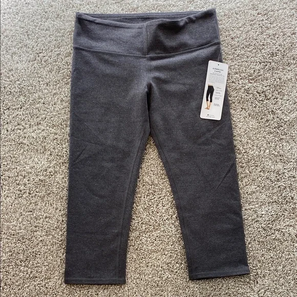 ALO Yoga Airbrush Capri Leggings In heather grey. BNWT. Size M - Picture 1 of 5